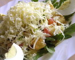 Цезарь с семгой на листьях руколы