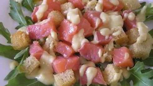 цезарь с семгой на листьях руколы