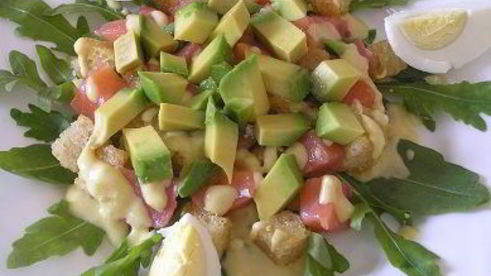 цезарь с семгой на листьях руколы