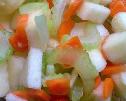 Сельдереевый салат с яблоком, морковью и мятой