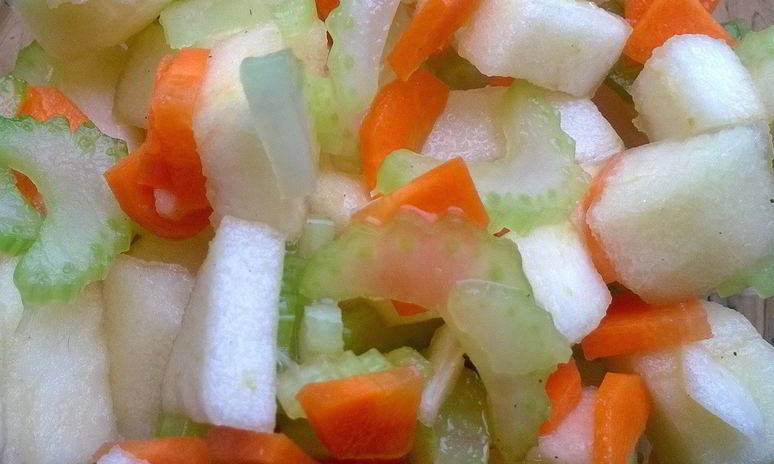 Рецепт сельдереевого салата с яблоком, морковью и мятой