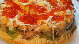 Слоеный морской салат с киви