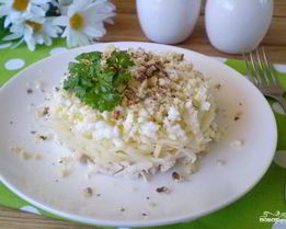 Слоеный салат с курицей и орехами