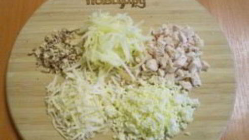 слоеный салат с курицей и орехами