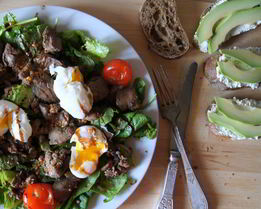 Теплый салат с куриной печенью и яйцами пашот