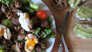 Теплый салат с куриной печенью и яйцами пашот