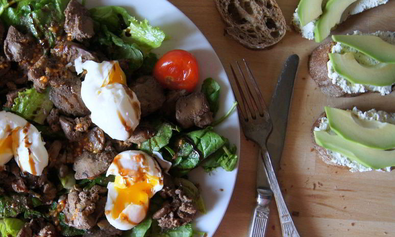 Рецепт теплого салата с куриной печенью и яйцами пашот