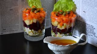 Винегрет в стакане с маринованными боровиками