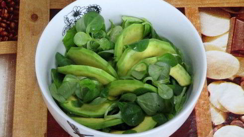 зеленый салат с сыром джюгас