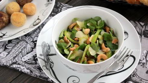 зеленый салат с сыром джюгас