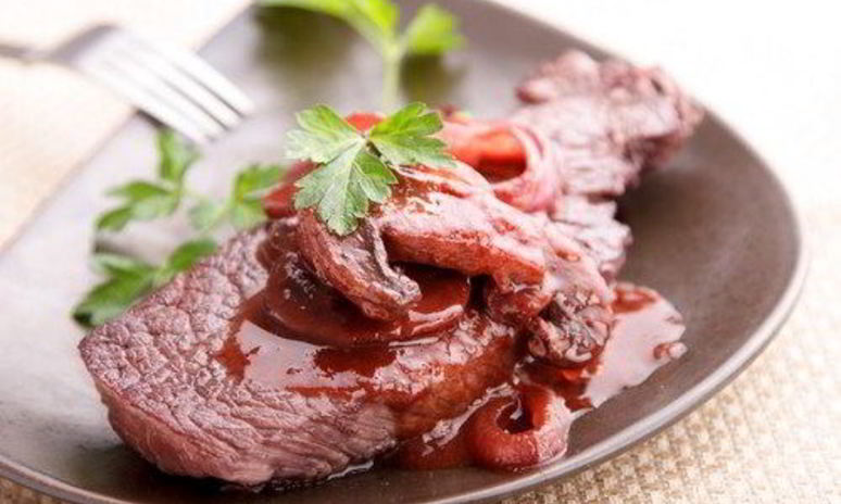 Рецепт горячего грибного соуса с красным вином и тимьяном к мясу