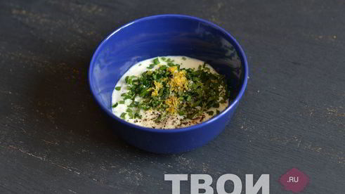 соус из йогурта с зеленью и хреном