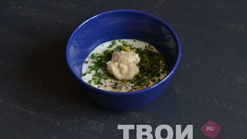 соус из йогурта с зеленью и хреном