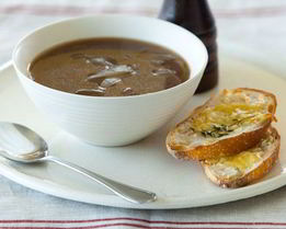 Ароматный луковый суп с вином