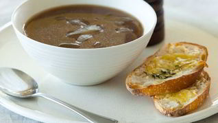 Ароматный луковый суп с вином