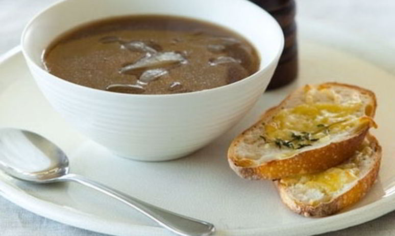 Рецепт ароматного лукового супа с вином