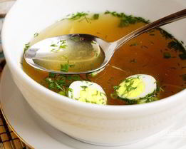 Базовый куриный бульон с перепелиными яйцами