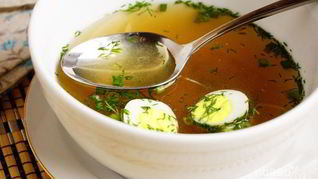 Базовый куриный бульон с перепелиными яйцами