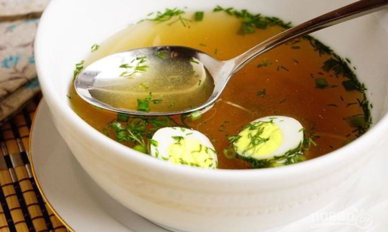 Рецепт базового куриного бульона с перепелиными яйцами