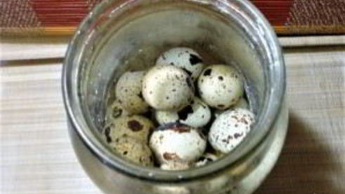 базовый куриный бульон с перепелиными яйцами