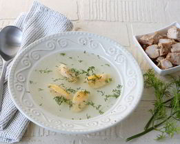 Бульон из цесарки с яичными клецками