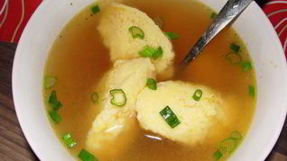 Бульон с манными клецками