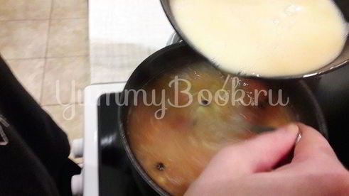 бульон с яичной паутинкой, томатами и зеленым луком