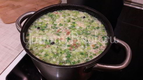 бульон с яичной паутинкой, томатами и зеленым луком