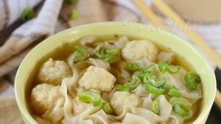 Лапша в бульоне с рыбными фрикадельками