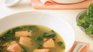 Лосось в зеленом бульоне с карри