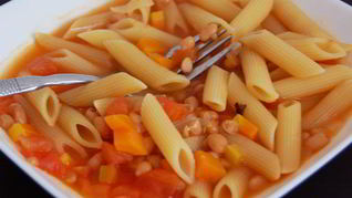 Паста с фасолью и томатами в бульоне