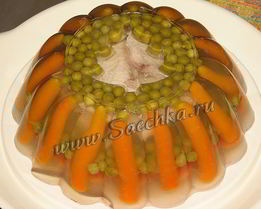 Заливное на курином бульоне с горошком и морковью