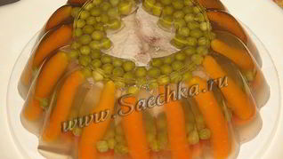 Заливное на курином бульоне с горошком и морковью