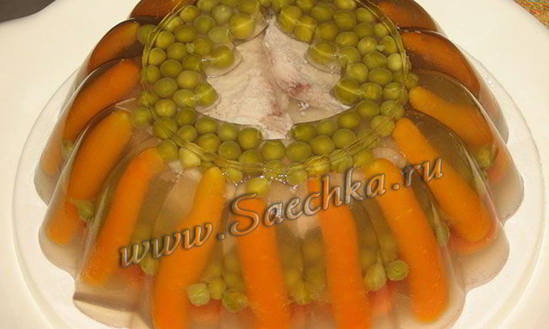 Рецепт заливного на курином бульоне с горошком и морковью