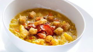 Гороховый суп на сметане с гренками и беконом