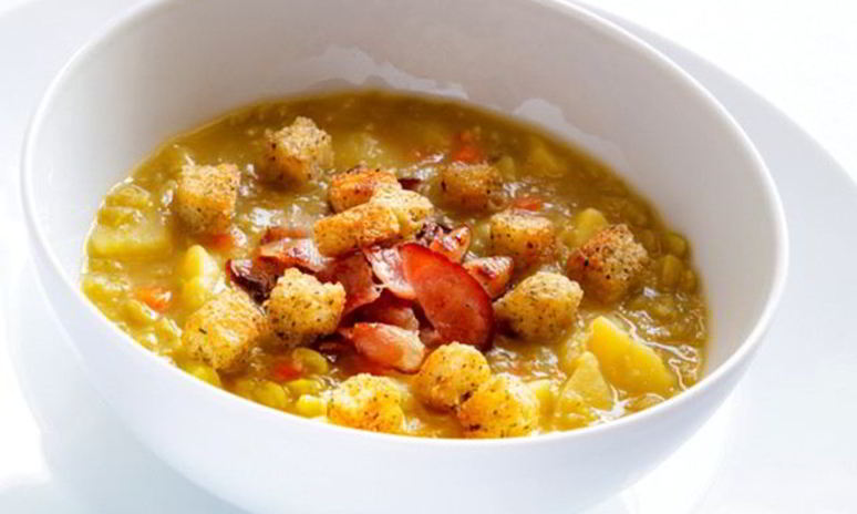 Рецепт горохового супа на сметане с гренками и беконом