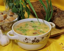 Гороховый суп с копчеными ребрышками и курицей