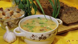 Гороховый суп с копчеными ребрышками и курицей