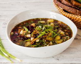 Грибной суп с огурцами и хреном на квасе