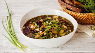 Грибной суп с огурцами и хреном на квасе