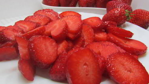 клубнично-лимонный холодный суп с нежными клецками