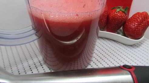 клубнично-лимонный холодный суп с нежными клецками