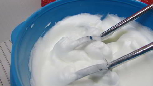 клубнично-лимонный холодный суп с нежными клецками