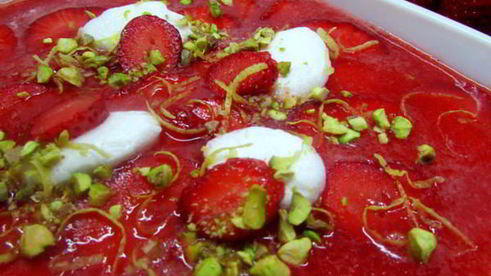 клубнично-лимонный холодный суп с нежными клецками