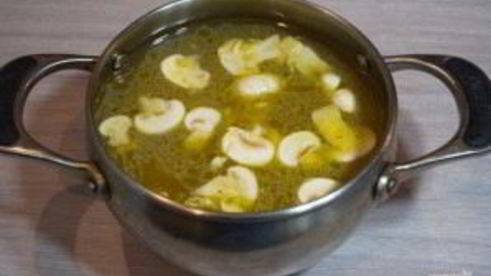 куриный суп с лапшой в азиатском стиле