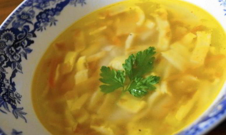 Рецепт куриного супчика с яичными блинчиками