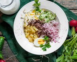 Окрошка с сывороткой и перепелиными яйцами