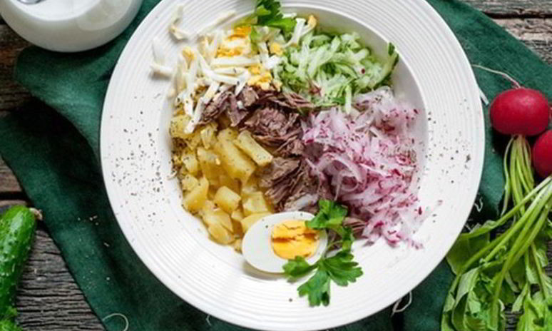 Рецепт окрошки с сывороткой и перепелиными яйцами