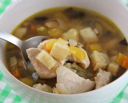 Куриный суп с запеченными овощами и розмарином