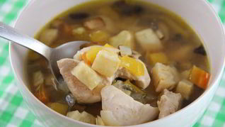 Куриный суп с запеченными овощами и розмарином